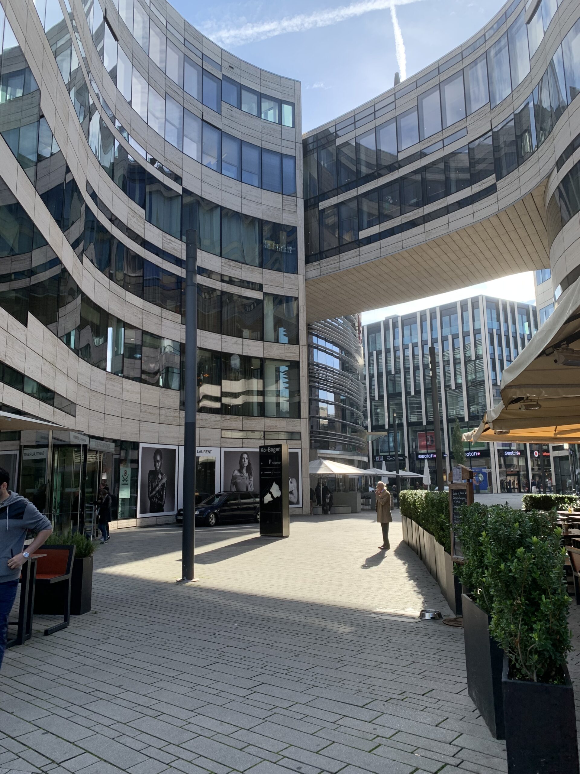 Kö-Bogen I is at the heart of the pedestrianized district